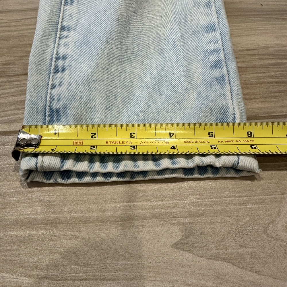 Women’s Riot High Rise Light Wash Mom Jeans with Distressed Details Size 4 - Picture 10 of 10